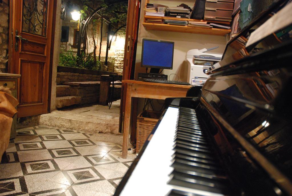 Kamene Price Rooms, Music And Food Bale Room photo